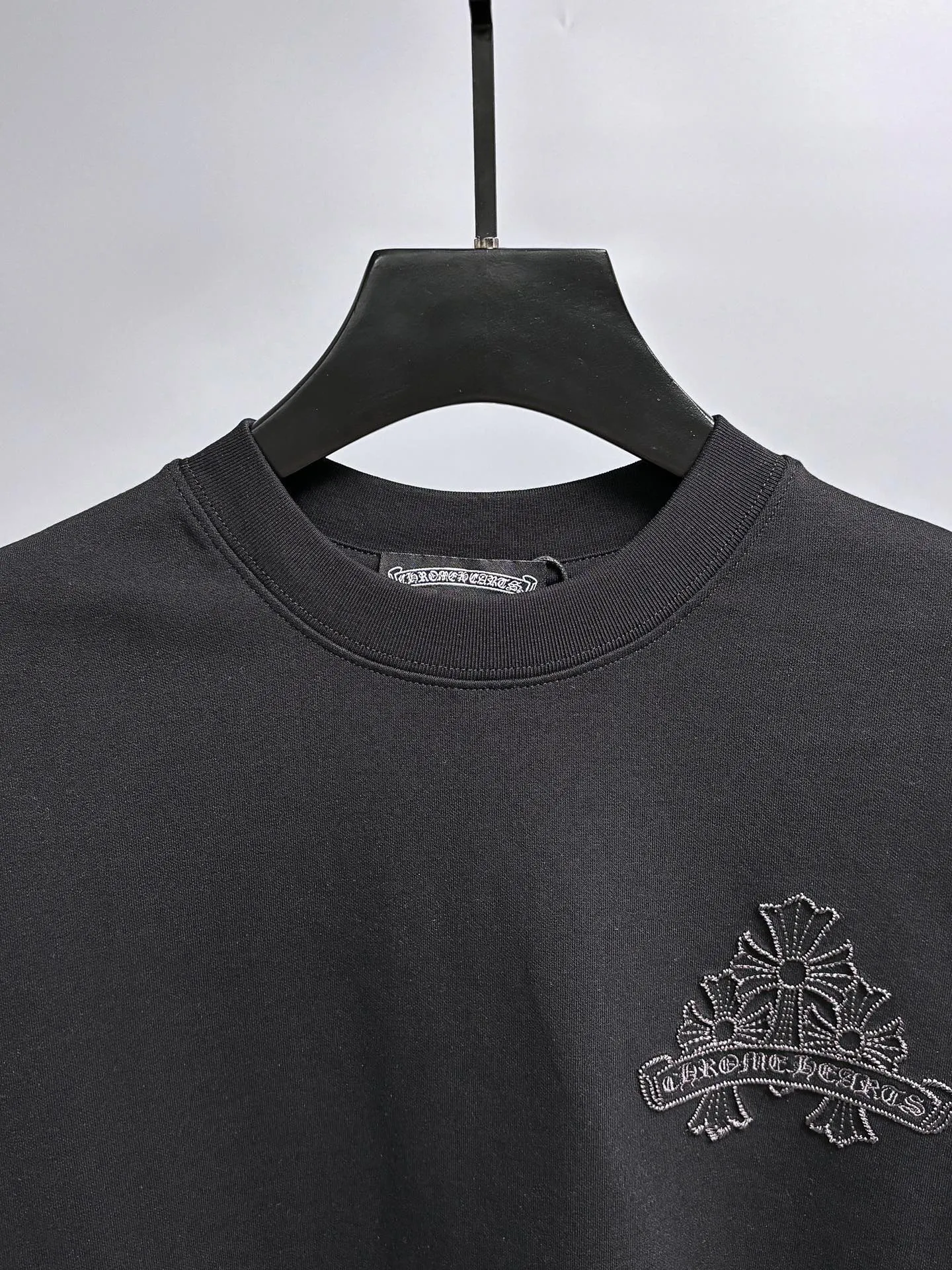 P190 Chrome Hearts* 2꯭0꯭2꯭5 new autumn and winter style ❤️ Original ⌚️ high version Chrome Hearts The fabric is made of 320g high-density modal long-staple cotton. It does not deform or shrink. Process introduction: double thread movement. Chest. The back panel uses overlapping embroidery🪡 process➕the back panel towel rope embroidery process. Color: black SIZE: M-3XL